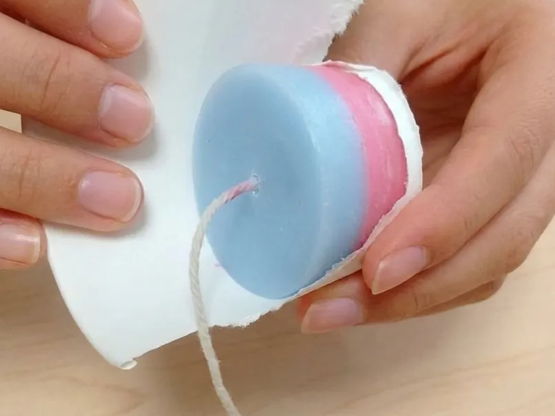 クレヨンで着色し、グラデーションにしたキャンドルから紙コップを剥がします