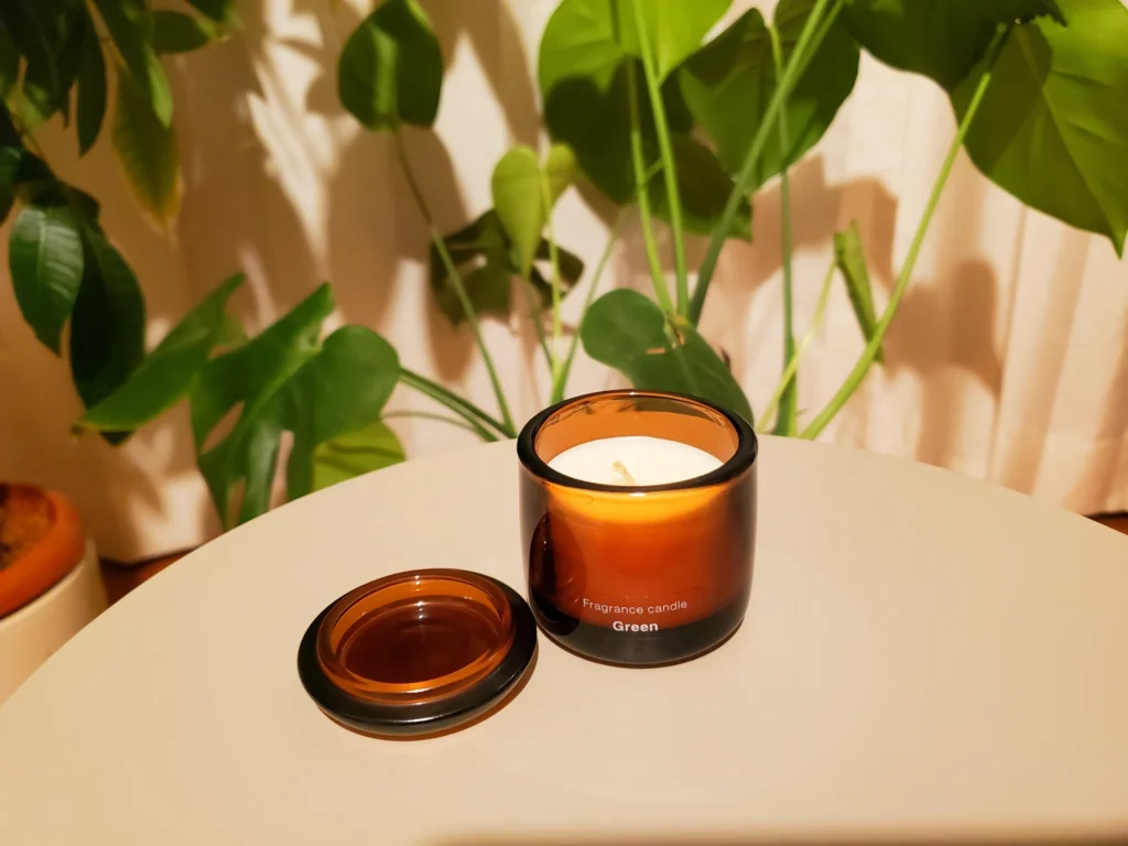 ガラス製の蓋つきなので火を消す際に便利です
