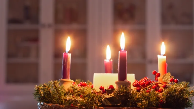 クリスマスリースの中央に4本のキャンドルを立てた「アドベントクランツ」